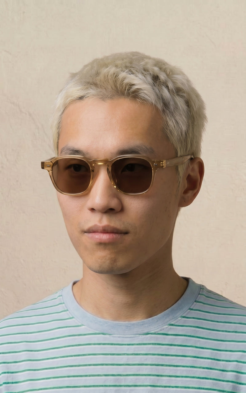 Homem com óculos de sol com armação transparente e lentes escuras 