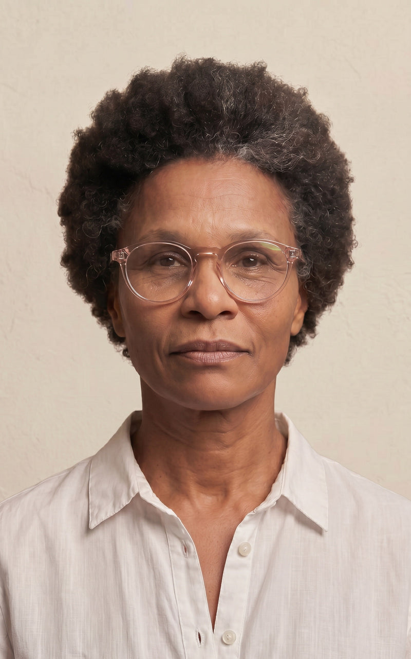 Mulher com óculos de grau, vestindo camisa branca 
