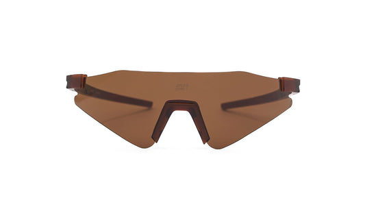 Óculos de sol esportivos marrons com lente única e design futurista em fundo branco
